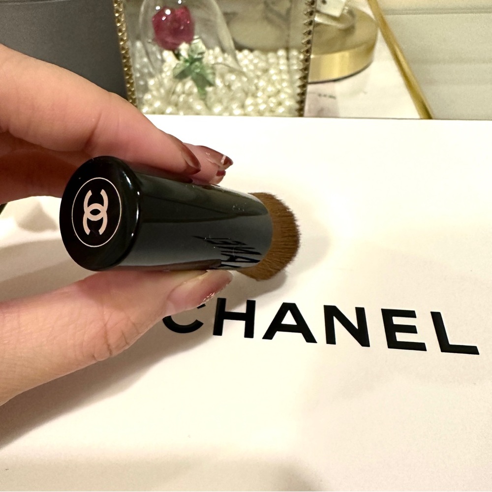 Chanel FLUID AND POWDER FOUNDATION BRUSH —Brand New